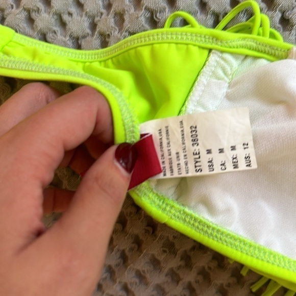 Lightly used guess neon green fringe bathing suit top size medium - Picture 4 of 4